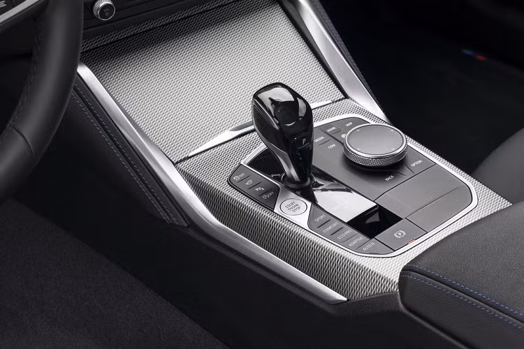 BMW 2-Series Coupe có một khoang nội thất sang trọng gần như giống với đàn anh BMW 3-Series hiện tại, tuy nhiên, hàng ghế sau có phần chật hơn. Ở phiên bản tiêu chuẩn, xe được trang bị đồng hồ đo analog và hệ thống thông tin giải trí 8,8 inch. Nếu muốn nâng cấp, người dùng có thể chi thêm để nhận được cụm đồng hồ kỹ thuật số 12,3 inch và màn hình thông tin giải trí 10,25 inch lớn hơn.