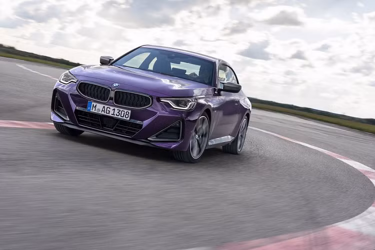 Xe sẽ ra mắt thị trường Mỹ vào tháng 11 này, giá xe BMW 2-Series Coupe 2022 khởi điểm từ 36.350 USD (khoảng 836 triệu đồng) cho 230i và 48.550 USD (khoảng 1,12 tỷ đồng) cho M240i xDrive - cả hai đều chưa bao gồm phí giao hàng 995 USD (tương đương 22 triệu đồng).
