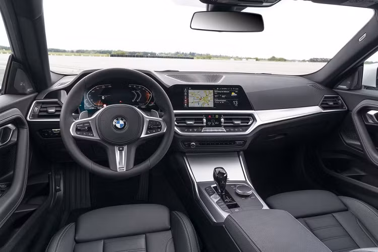 Về kích thước, BMW 2-Series Coupe 2022 có chiều dài x rộng x cao lần lượt 4.547mm x 1.839mm x 1.392mm và chiều dài cơ sở 2.741mm. So với mẫu xe tiền nhiệm, M240i có chiều dài cơ sở tăng 51mm, trong khi bề rộng vệt bánh xe tăng 52 mm ở phía trước và 31 mm ở phía sau.