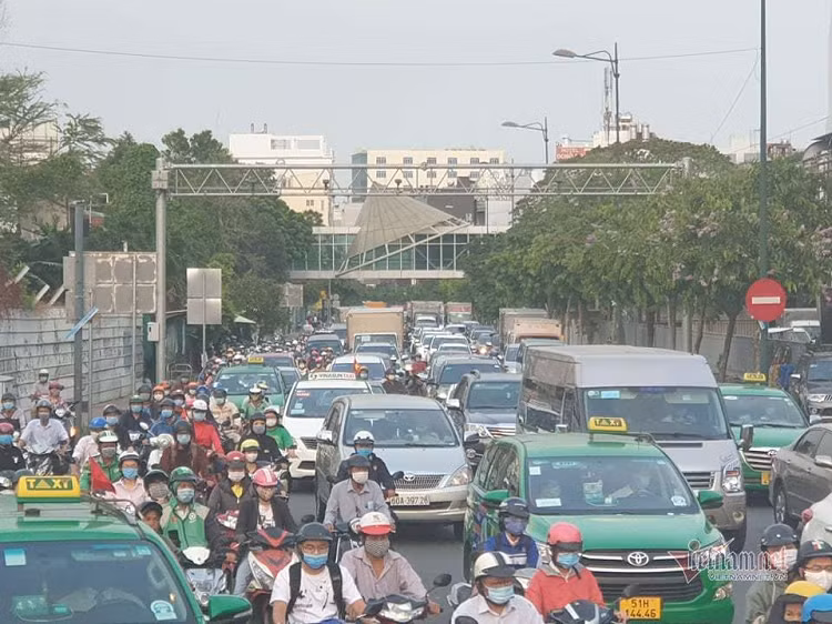 Trên đường Xô Viết Nghệ Tĩnh đoạn từ nút giao thông Hàng Xanh đi Bến xe Miền Đông xảy ra tình trạng ùn tắc kéo dài, đi chuyển rất khó khăn.