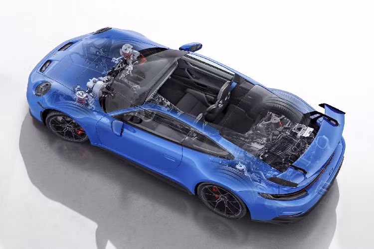 Một thay đổi dễ nhận thấy là thiết kế cản trước cuả siêu xe Porsche 911 GT3 2021 được cắt xẻ sâu hơn vào bên trong, nhờ đó tính khí động học của xe được cải thiện. Luồng gió đi trực tiếp vào trung tâm cản trước giờ đây được hướng theo 2 khe thoát gió nằm trên nắp capo xe. Khách hàng cũng có thể lựa chọn nắp capo làm từ sợi carbon để giảm khối lượng tổng thể của xe.