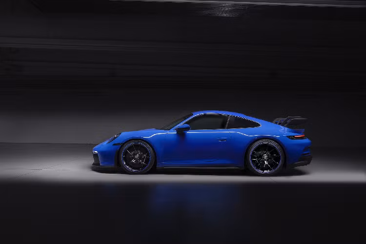 Porsche 911 GT3 phiên bản mới nhất có khả năng tăng tốc từ 0 lên 100 km/h chỉ trong 3,4 giây, trước khi đạt được vận tốc tối đa 320 km/h, nhanh hơn cả phiên bản 911 GT3 RS thế hệ trước. Với khối động cơ mới, mức giới hạn vòng tua máy được mở rộng lên đến 10.000 vòng/phút.