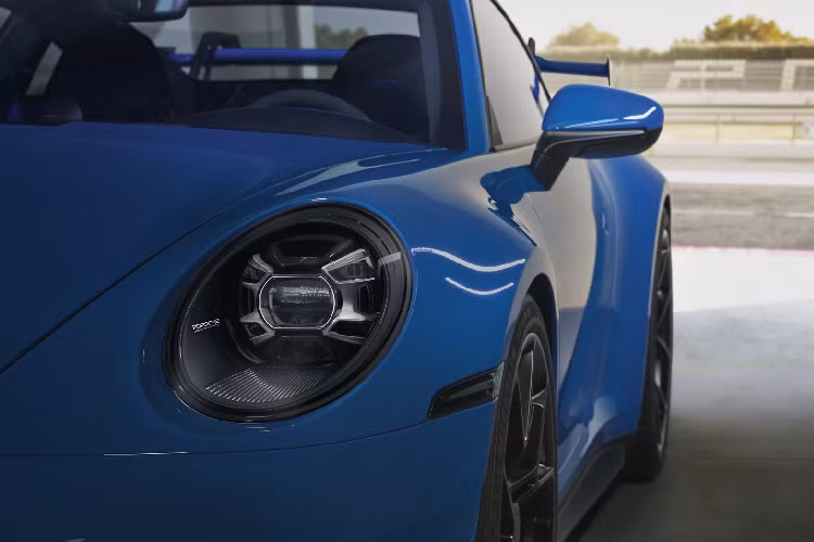 Với gói tùy chọn Porsche Exclusive Manufaktur, khách hàng cũng có thể cá nhân hóa chiếc xe của mình như tùy chọn tai gương chiếu hậu làm từ sợi carbon, cụm đèn pha tối màu, chụm đèn hậu được thiết kế mới cũng như viền mâm xe theo màu sơn đỏ Guards Red hay xanh Shark Blue…