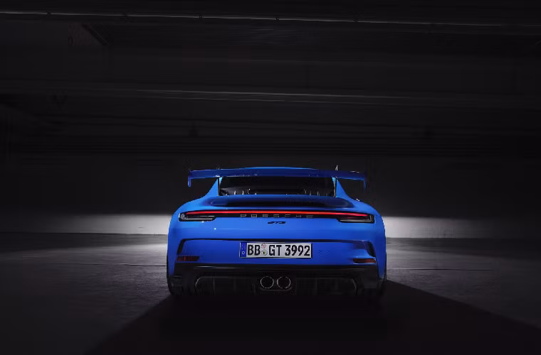 Giống như tất cả các phiên bản 911 thế hệ 992, Porsche 911 GT3 2021 chỉ có duy nhất biến thể thân rộng, tuy nhiên hãng xe đến từ Đức chưa công bố chính xác thông số này. Xe có khối lượng khoảng 1.418 kg đối với phiên bản sử dụng hộp số sàn 6 cấp, và 1.435 kg với phiên bản trang bị hộp số 7 cấp PDK.