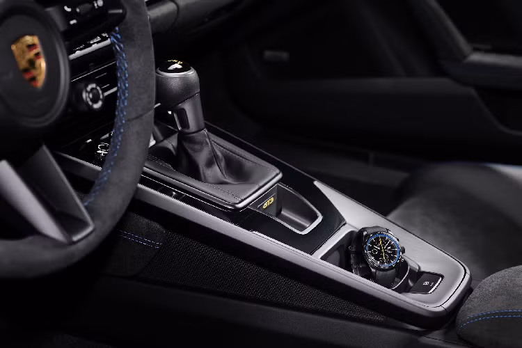 Nội thất xe cũng cho phép khách hàng cá nhân hóa nhiều trang bị thông qua gói Porsche Exclusive Manufaktur như mui xe được làm từ sợi carbon, bảng đồng hồ báo vòng tua, đồng hồ Sport Chrono, dây đai an toàn, ốp nội thất… Bên cạnh chiếc 911 GT3, khách hàng cũng có thể đặt riêng cho bản thân một chiếc đồng hồ Porsche Design với chất liệu bằng titanium cũng như mặt số có màu sắc tương đồng với ngoại thất của xe.