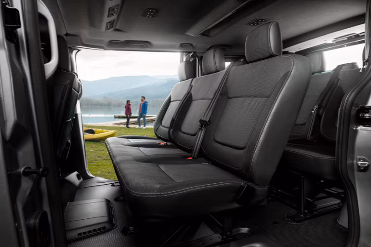Động cơ dầu trên Nissan NV300 Combi đã được cải tiến để đáp ứng các quy định kiểm soát ô nhiễm nghiêm ngặt hơn tại thị trường Châu Âu, bao gồm tiêu chuẩn khí thải Euro 6 (Euro 6d-TEM). Xe sử dụng kết hợp với hộp số sàn 6 cấp và hộp số tự động 6 cấp (Quickshift).