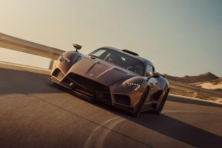 Mỗi chiếc Mazzanti Evantra Pura đều được chế tạo riêng theo nhu cầu của từng người mua, với vị trí lái được cấu hình theo số đo của người lái và lẫy chuyển số cũng có thể được thiết kế dựa trên hình dạng của tay người lái.