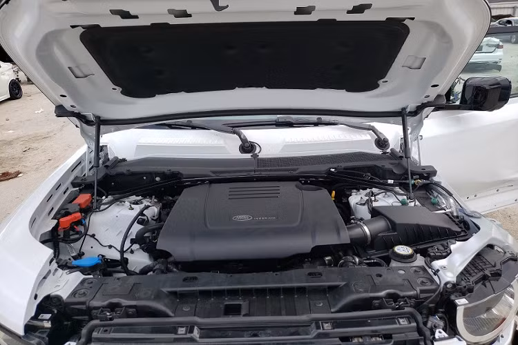 Hình ảnh cho thấy chiếc Land Rover Defender 2022 này mất hẳn tấm ốp chắn bùn bánh trước cùng một phần cản va trước và viền đèn pha. 