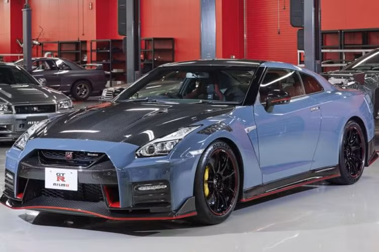 Được giới thiệu vào tháng 4 năm nay, Nissan GT-R Nismo 2022 mới có sẵn ở dạng tiêu chuẩn và Special Edition, với số lượng giới hạn chỉ 300 chiếc. Sau 3 tháng mở bán, Nissan đã thông báo ngừng nhận đơn đặt hàng đối với GT-R Nismo mới bởi lượng khách mua "quá tải".