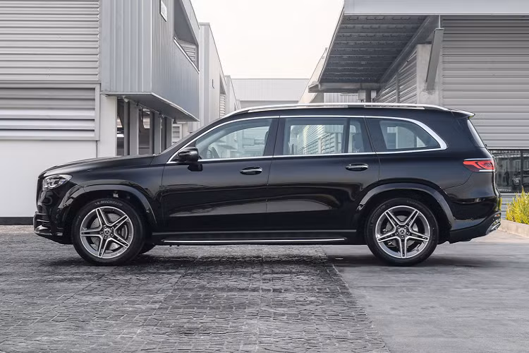 Tại Việt Nam, dòng GLS 450 4Matic có giá bán khởi điểm từ 4,9 tỷ đồng (chưa đi kèm các tùy chọn options), đây là một mức giá dễ tiếp cận trong phân khúc SUV hạng sang cỡ lớn.
