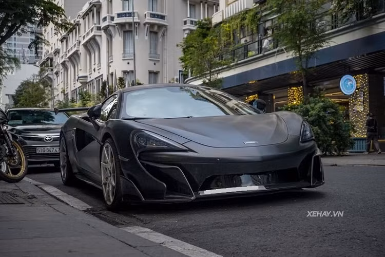 Cung cấp sức mạnh cho McLaren 570S là cỗ máy V8 tăng áp kép 3.8L, sản sinh công suất 562 mã lực và 600 Nm mô-men xoắn. Nhờ đó, siêu phẩm này có thể tăng tốc từ 0 - 100 km/h chỉ trong 3,2 giây trước khi đạt vận tốc tối đa 328 km/h.