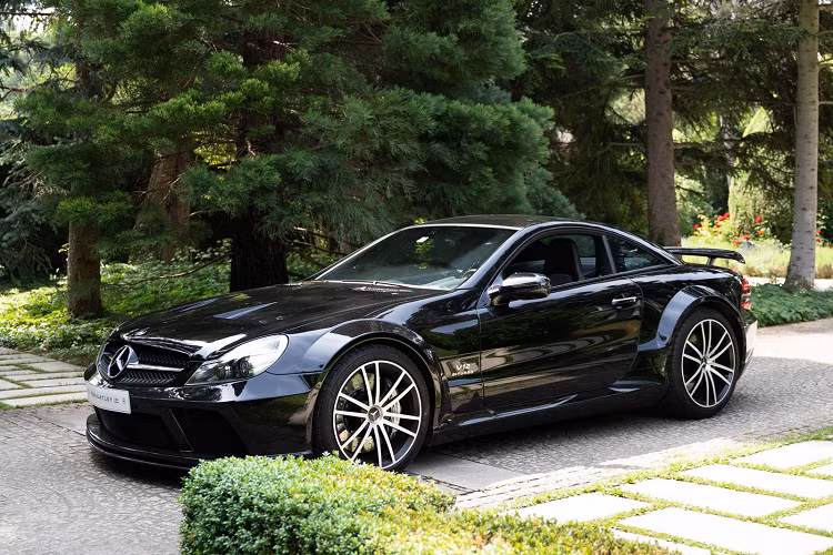 Là phiên bản "tiền nhiệm" của chiếc Mercedes-AMG SL65 thế hệ R231, hiện cũng đã ngừng sản xuất, biến thể Black Series R230 từng là mẫu coupe hạng sang hiệu suất cao được nhiều người săn đón. 
