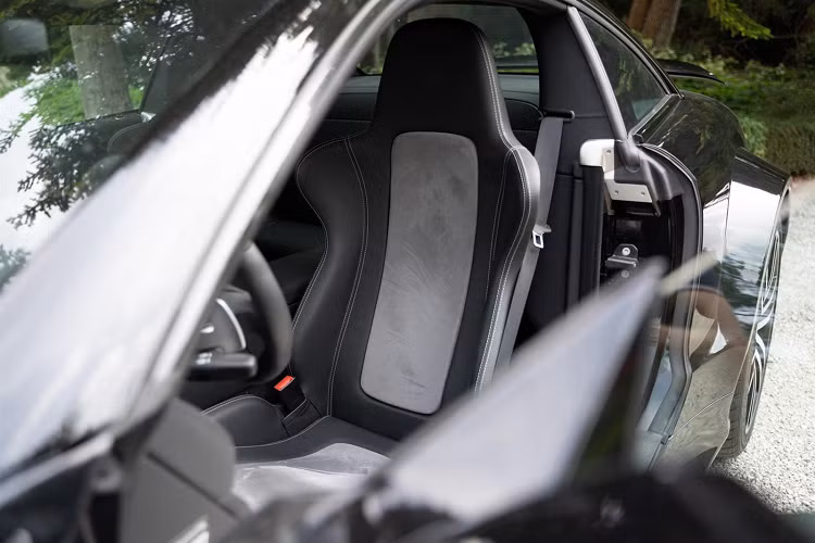 Mercedes-Benz SL65 AMG Black Series được sản xuất giới hạn chỉ 350 chiếc trên toàn thế giới. Chiếc xe được rao bán có ODO chỉ 5.156 km, còn đầy đủ giấy xác nhận chủ sở hữu, chìa khóa dự phòng và lịch sử xe. 
