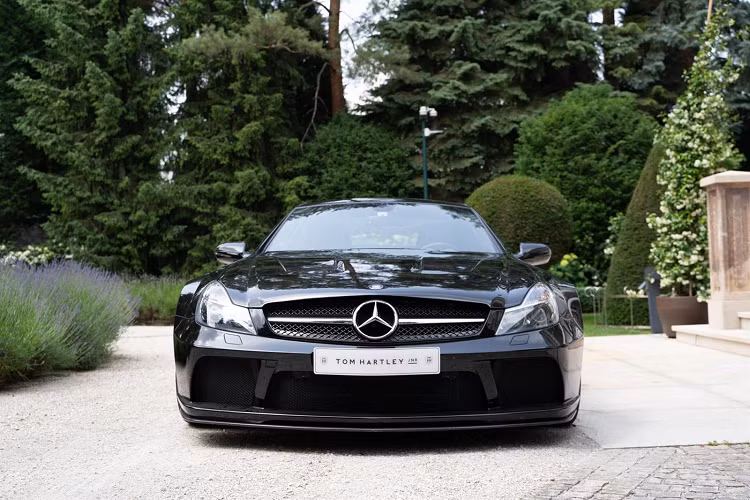 Phần mui của xe cũng được làm từ vật liệu nhẹ. Nhờ đó SL65 AMG Black Series nhẹ hơn bản SL65 tiêu chuẩn 250 kg. 