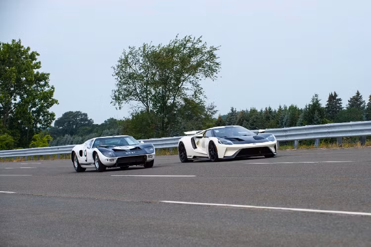 Nguồn cảm hứng cho phiên bản Heritage Edition cuối cùng bắt nguồn từ nguyên mẫu Ford GT năm 1964. Trong số 5 nguyên mẫu Ford GT được chế tạo chỉ có một mẫu còn sót lại một cách nguyên bản là GT/105. Theo thông tin từ Ford, hai chiếc GT/101 và GT/102 đã bị hủy bỏ sau khi thử nghiệm va chạm tại Le Mans và Monza.