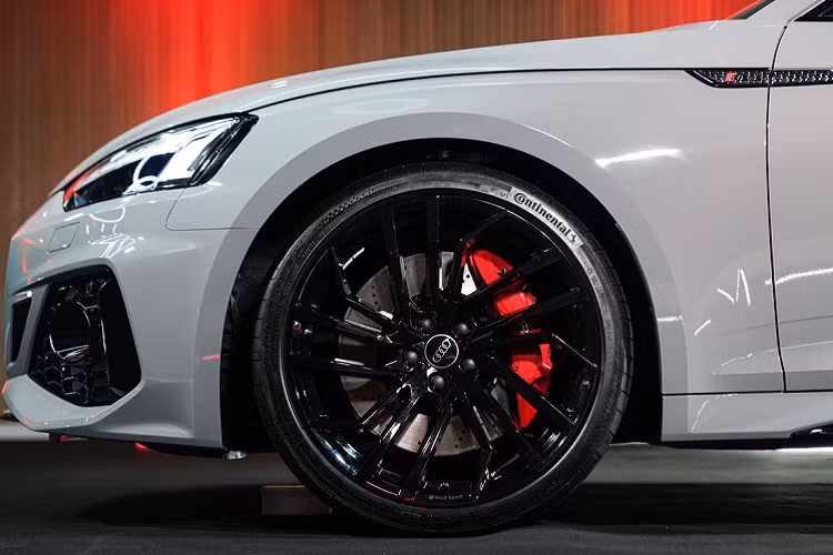 Audi RS5 Coupe thế hệ mới được bổ sung thêm 2 chế độ lái là RS1 và RS2, người lái có thể thiết lập theo sở thích cá nhân và kích hoạt thông qua nút RS MODE trên vô lăng. Dự đoán, mẫu xe hiệu suất cao này khó về Việt Nam bởi khá kén khách.