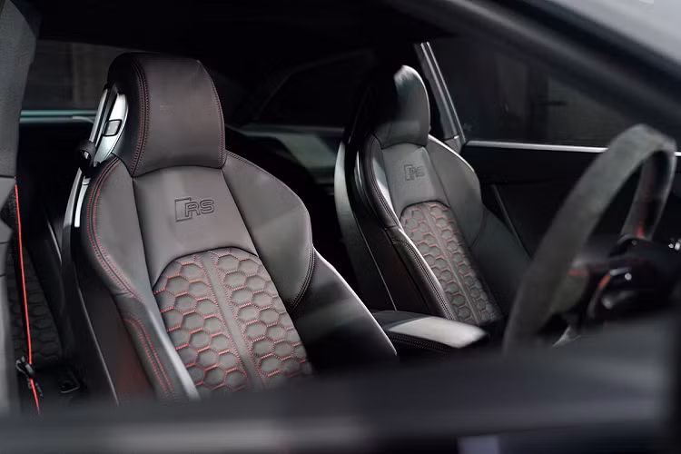 Ghế còn có chức năng massage, dây an toàn màu đen có viền đỏ. Audi RS5 Coupe còn được trang bị buồng lái ảo Audi Virtual Cockpit, màn hình hiển thị kính lái HUD, đồng hồ dạng kỹ thuật số với màn hình 12,3 inch độ phân giải cao, có thể điều chỉnh hiển thị dạng 3D.