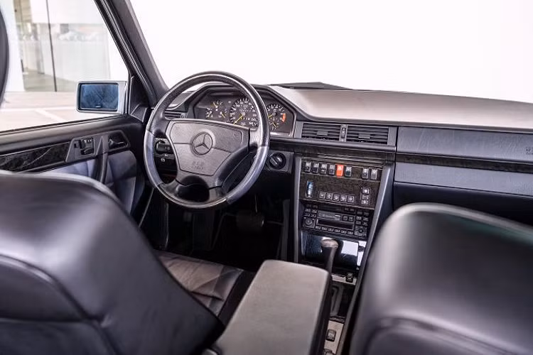 Vì vậy, từ năm 1990 trở đi, Porsche bắt đầu sản xuất 500 E tại nhà máy Reutter ở Zuffenhausen. Khi bắt đầu sản xuất, Porsche chỉ sản xuất 10 xe mỗi ngày. Nhưng con số này đã nhanh chóng tăng lên 20 chiếc/ngày do nhu cầu về mẫu xe này tăng mạnh.