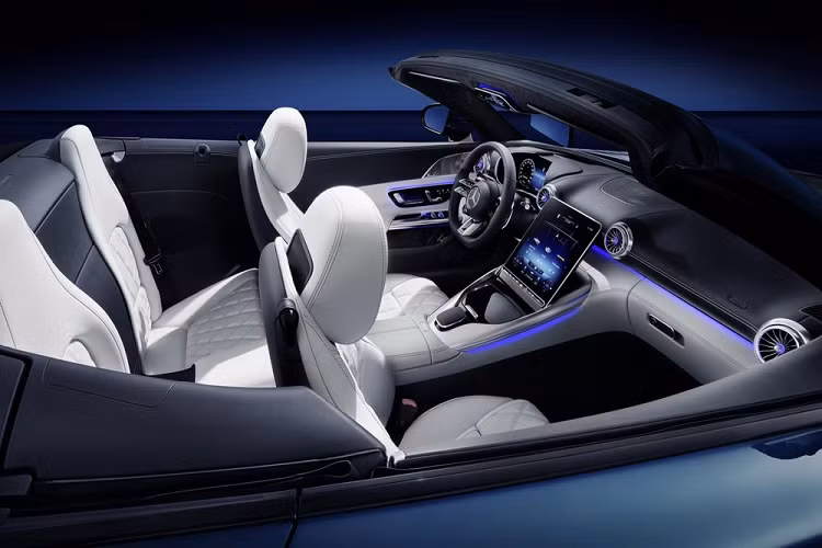 Điểm nhấn cuối cùng của Mercedes-AMG SL 2022 là sự trở lại của mui mềm bằng nỉ sau nhiều thế hệ dùng mui cứng. Đó là chưa kể đến phần thân vỏ hoàn toàn mới và siêu nhẹ của xe. Hiện thông tin về động cơ của Mercedes-Benz SL thế hệ mới chưa được công bố. Chỉ biết rằng, đây sẽ là thế hệ đầu tiên của dòng Mercedes-Benz SL được trang bị hệ dẫn động 4 bánh toàn thời gian 4Matic+.