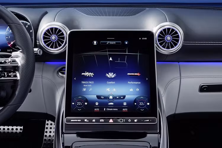 Cụm điều khiển trung tâm của Mercedes-AMG SL 2022 có thiết kế giống với những mẫu xe thể thao cùng thương hiệu khác như AMG GT hay GT 4-Door Coupe. Cụm điều khiển trung tâm này cũng được thiết kế tạo cảm giác liền mạch với màn hình thông tin giải trí của xe. Trên cụm điều khiển trung tâm còn có những nút bấm riêng để chỉnh một số tính năng cụ thể. Nhờ đó, người lái có thể dùng các phím chức năng trên vô lăng, nút bấm bên dưới màn hình cảm ứng hoặc chính màn hình trung tâm để chỉnh tính năng của xe.