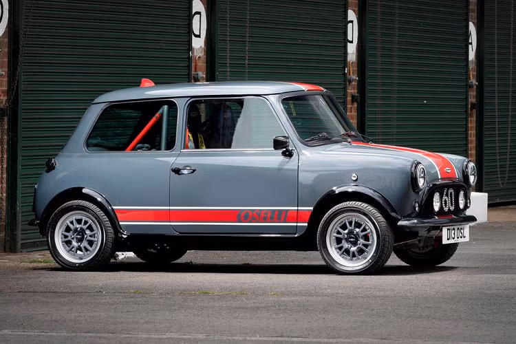 BMW đã tái hiện thành công phép màu của mẫu Mini nguyên bản khi ra mắt mẫu hatchback Mini Cooper hiện đại hồi năm 2000. Tuy nhiên, Mini đã tiếp tục phát triể kể từ đó, và đối với một số người, không gì bằng được xe nguyên bản. Vậy nếu như mẫu Mini kinh điển thời xưa bỗng được hồi sinh với đủ sức mạnh ngang ngửa Cooper 2021 thì sao? Đó chính là mẫu xe Mini Remastered Oselli Edition hấp dẫn trong bài viết này.