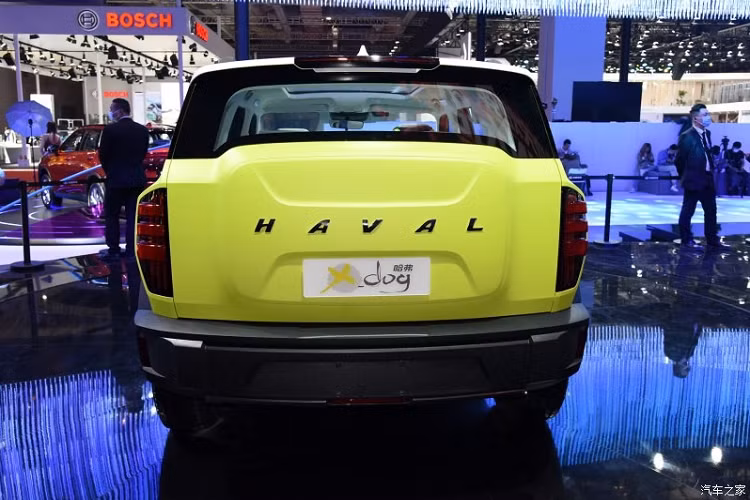 Đằng sau, mẫu SUV Trung Quốc này được trang bị đèn hậu nằm dọc và tem chữ nổi "Haval" khá lớn trên cửa cốp. Phần giữa của cửa cốp được thiết kế lồi lên, gợi liên tưởng đến cặp sách của học sinh, nhằm giấu kín lốp dự phòng. Đó là chưa kể đến cản sau với thiết kế cứng cáp, tích hợp đèn phản quang.