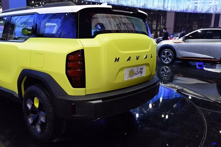 Tương tự ngoại thất, nội thất của Haval X Dog cũng được thiết kế ấn tượng không kém. Nội thất của mẫu xe này được phối 3 màu đen, trắng và xanh cốm giống với ngoại thất, tạo cảm giác trẻ trung, cá tính.