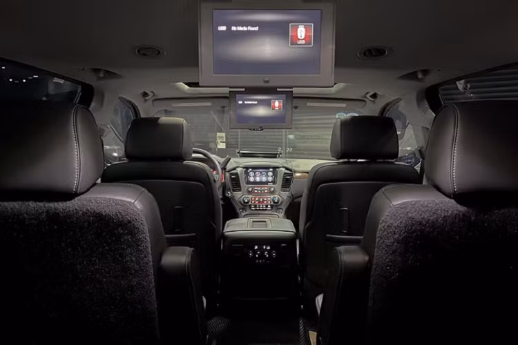 So với bản tiêu chuẩn, GMC Yukon Denali phiên bản XL có chiều dài cơ sở tăng thêm khoảng 500mm (20 inch) mang đến nội thất rộng rãi thoải mái hơn. Xe có chiều dài tổng thể 5,6m và chiều dài cơ sở 3,3m. Kích thước của GMC Yukon Denali XL dài rộng hơn nhiều nếu so với dòng xe Lexus LX 570 hay Mercedes-Benz GLS thế hệ mới.