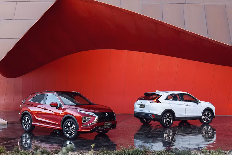 Sau 2 tháng ra mắt tại quê nhà, Mitsubishi Eclipse Cross 2022 được giới thiệu tại Mỹ. Đời 2022 là phiên bản nâng cấp giữa vòng đời của Eclipse Cross thế hệ đầu tiên. Mẫu SUV này ra mắt lần đầu vào năm 2017.