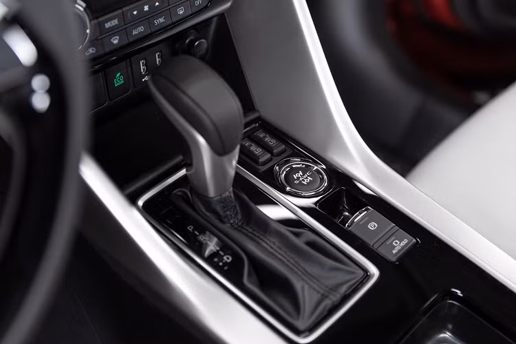 Tại thị trường chuộng xe xanh như Mỹ, khả năng cao là Mitsubishi sẽ cung cấp cấu hình hybrid cắm sạc - PHEV - tương tự thị trường Nhật. Eclipse Cross PHEV tại Nhật có 2 động cơ điện, đặt ở 2 trục xe với sức mạnh lần lượt là 80 mã lực, 137 Nm và 94 mã lực, 195 Nm.