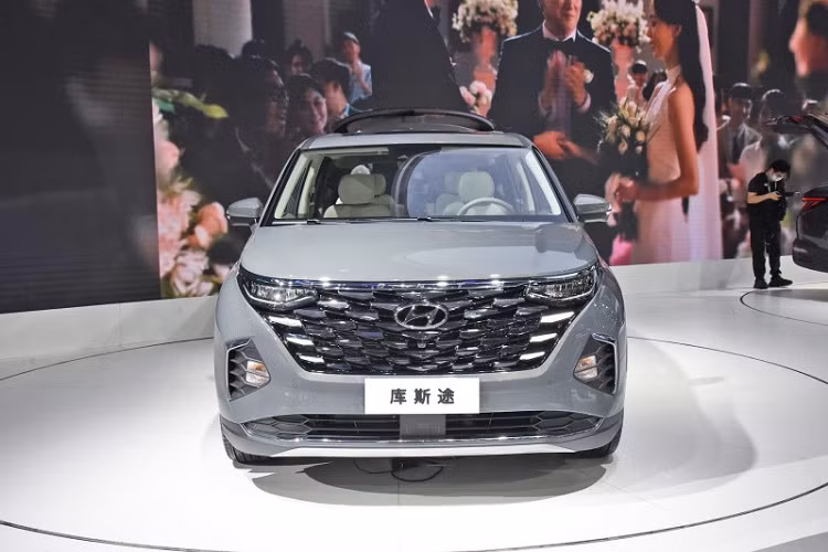 Trên thực tế, nếu so với Kia Carnival, Hyundai Custo 2022 có kích thước nhỏ hơn một chút. Được phát triển dựa trên cơ sở gầm bệ của Hyundai Tucson, mẫu xe này sở hữu chiều dài 4.950 mm, chiều rộng 1.850 mm, chiều cao 1.734 mm và chiều dài cơ sở 3.055 mm.