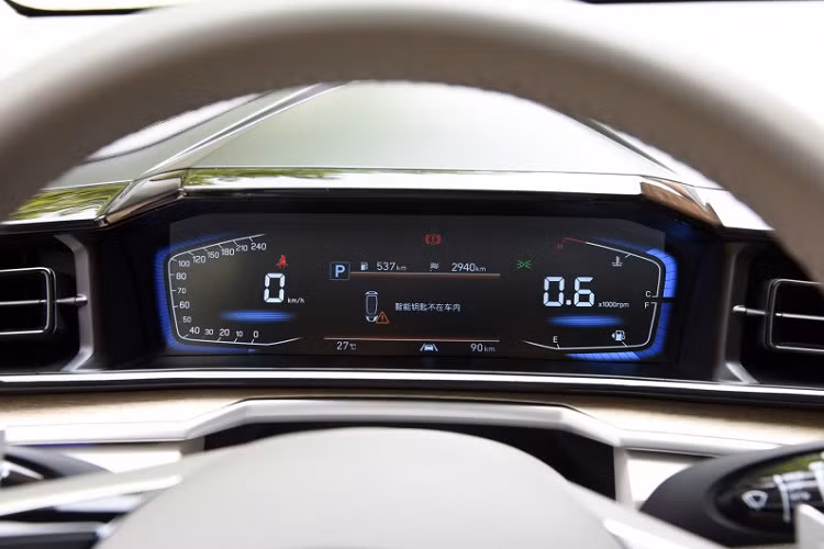 Ngoài ra, Hyundai Custo 2022 còn có những chi tiết đáng chú ý khác như viền mạ crôm trên cản trước, tấm ốp gầm giả màu bạc, gầm khá cao như xe SUV, cửa trượt đặc trưng của phân khúc MPV, có thể mở rộng 715 mm, vành hợp kim 5 chấu kép phối 2 màu thể thao, viền mạ crôm dày dặn ở cột D, đèn hậu hình chữ "C" nối liền với nhau bằng dải đèn LED và cửa cốp chỉnh điện.