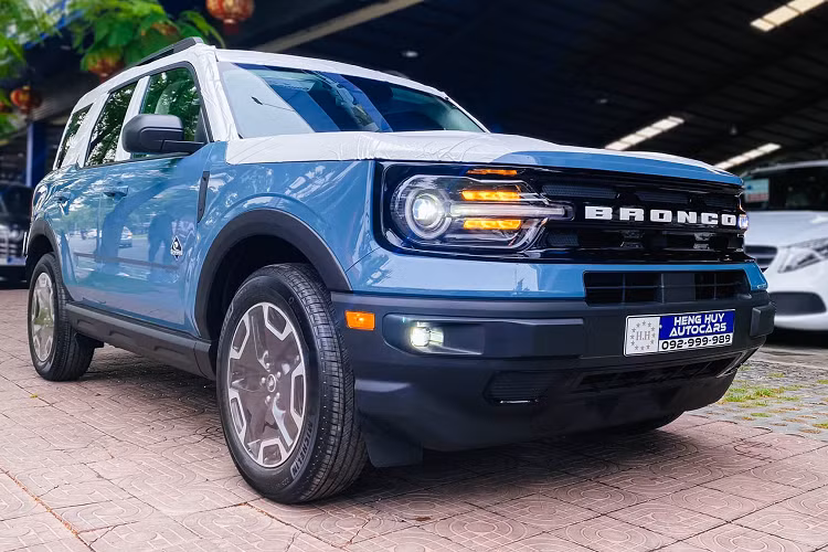Ra mắt lần đầu vào cuối tháng 7 năm ngoái. Ford Bronco Sport 2021 mới là một biến thể 5 cửa của dòng SUV Ford Bronco thế hệ mới. Tại thị trường Mỹ, “Bronco” vốn dòng xe có lịch sử lâu đời và nổi tiếng của Ford. Đây chính là lý do hãng Ford “hồi sinh” dòng xe SUV này.