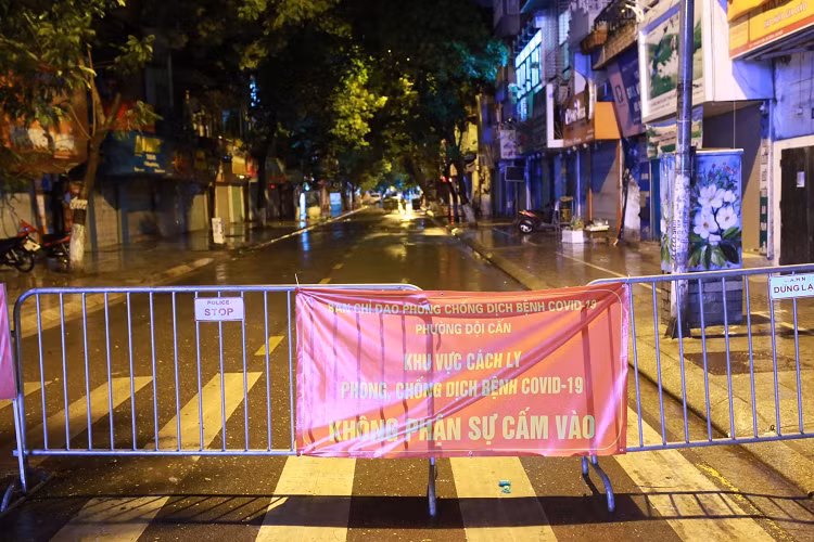 Quan Ba Dinh phong toa mot doan pho Doi Can
