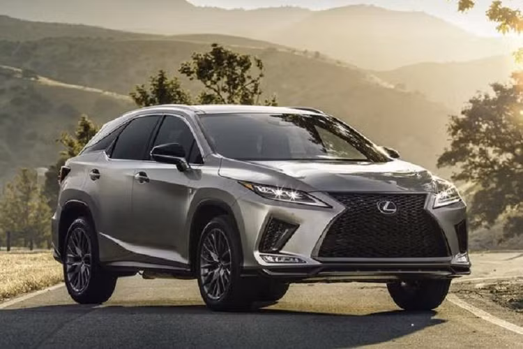 Về mặt trang bị tiêu chuẩn, do được nâng cấp từ bản trang bị Premium Package nên Lexus RX L 2022 Black Line đã có sẵn nhiều chi tiết ốp gỗ cao cấp, hệ thống nhớ Lexus Memory, cửa sổ trời chỉnh điện và giá nóc bằng nhôm. 