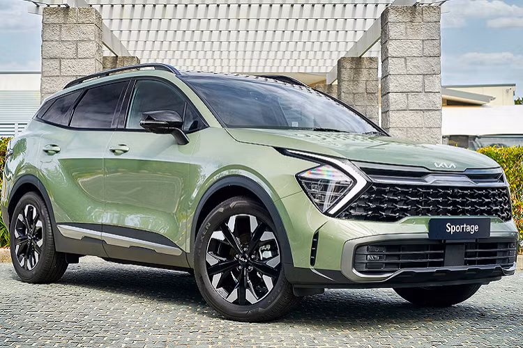Thế hệ cũ của Kia Sportage tại Việt Nam dừng bán từ năm 2016 một phần do không cạnh tranh lại được các đối thủ trong phân khúc như Mazda CX-5, Hyundai Tucson. Tuy nhiên, Sportage sẽ quay trở lại thị trường ôtô Việt Nam từ giữa năm 2022 bằng thế hệ hoàn toàn mới vốn đang nhận được đánh giá cao từ các thị trường mà mẫu xe này đã ra mắt.