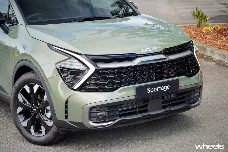 Theo thông báo của THACO, Kia Sportage 2022 mới sẽ được mở bán tại Việt Nam từ tháng 6/2022, bao gồm cả phiên bản Hybrid. Ngoài ra, nhiều khả năng THACO cũng sẽ phân phối cả động cơ xăng và dầu giống như trên đàn anh Sorento hay đối thủ Hyundai Tucson. Phiên bản toàn cầu của Sportage có chiều dài tổng thể 4.660 mm và chiều dài cơ sở 2.755 mm.