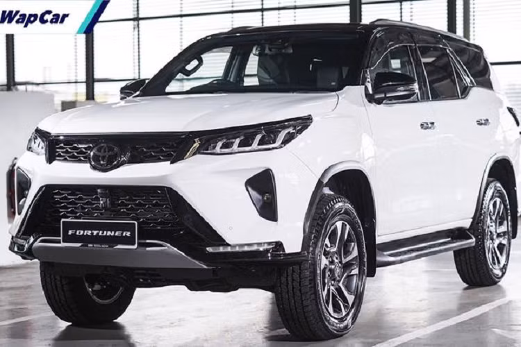 Tuy nhiên, điều khiến nhiều người quan tâm hơn là Toyota Fortuner 2022 mới ở thế hệ tiếp theo sẽ có hệ thống lái trợ lực điện (EPS) thay thế cho hệ thống lái trợ lực thủy lực của mẫu xe hiện tại. EPS sẽ giúp việc lái Fortuner dễ dàng hơn.