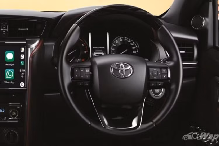 Tiếp theo, hệ thống kiểm soát ổn định xe (VSC) của Fortuner thế hệ tiếp theo dự kiến sẽ được cải thiện, nhằm cung cấp mức độ kiểm soát tốt hơn, giúp xe giải quyết các địa hình khác nhau.
