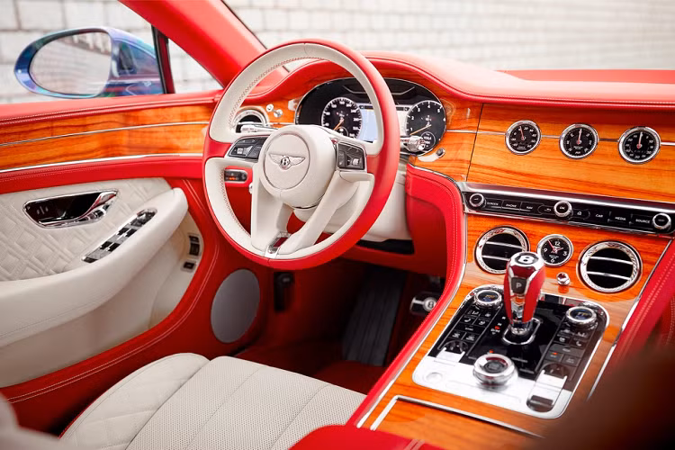 Quay trở lại với chiếc Continental GT V8 Coupe, theo yêu cầu của chủ xe thì bộ phận Bentley Design Services đã sử dụng vật liệu da màu đỏ Hotspur phối với da màu be Linen để trang trí ghế ngồi, vô-lăng, bảng tablo và tapi cửa.