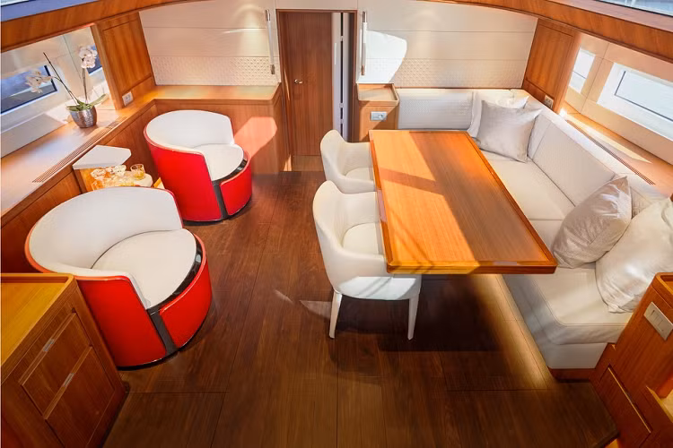 Cabin của chiếc Contest 59CS mang phong cách thiết kế tương tự nội thất của chiếc Bentley với các điểm nhấn trang tri màu đỏ, đi cùng lót sàn và những vật dụng làm từ gỗ cho cảm giác vừa ấm cúng, vừa sang trọng.