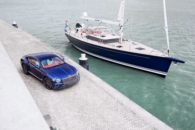 Bộ phận Bentley Design Services mới đây đã hợp tác với Contest Yachts để thực hiện dự án cá nhân hóa 2 phương tiện đắt đỏ theo yêu cầu từ khách hàng, đó là chiếc Bentley Continental GT V8 Coupe và mẫu du thuyền Contest 59CS.