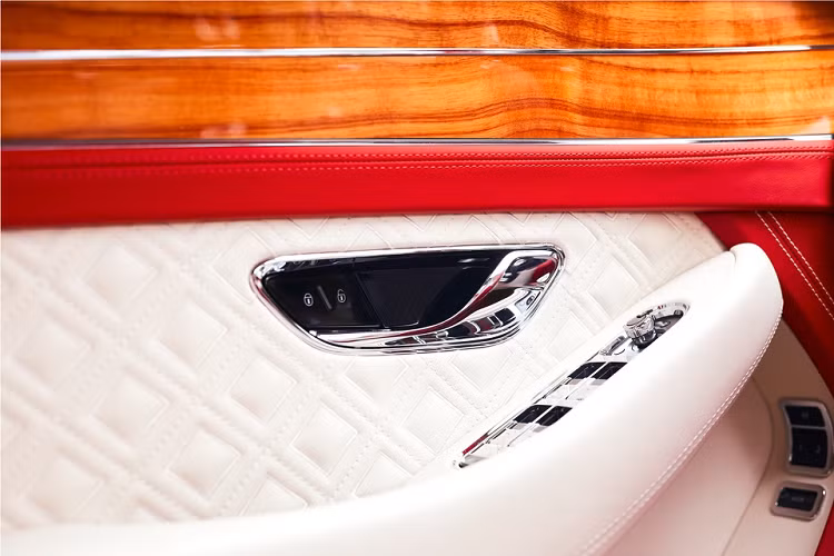 Mức giá xe Bentley Continental GT là 202.500 USD, trong khi giá bán của mẫu du thuyền Contest 59CS chỉ được cung cấp cho khách đặt mua.