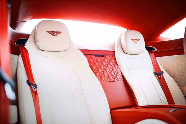 Bentley Continental GT V8 được trang bị động cơ tăng áp kép V8 4.0L, sản sinh công suất 542 mã lực và mô-men xoắn 770 Nm. Mẫu xe siêu sang này có khả năng tăng tốc 0-100 km/h trong 4 giây và đạt tốc độ tối đa 318 km/h.
