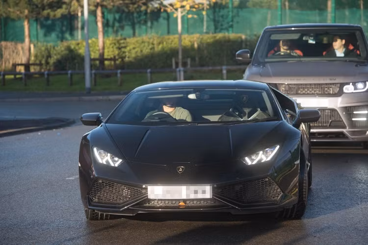 Ngoài Aventador, Aguero còn sở hữu chiếc Lamborghini khác là Huracan. "Siêu bò" có trị giá 170.000 bảng không được tiền đạo này sử dụng thường xuyên. Lamborghini Huracan sở hữu động cơ V10 5.2L, sản sinh công suất 610 mã lực và mô-men xoắn 560 Nm. Ảnh: Cavendish Press.