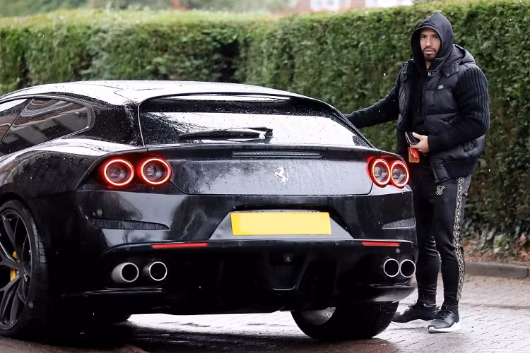 Được ra mắt vào năm 2016, Ferrari GTC4 Lusso chính là phiên bản nâng cấp của chiếc FF. Mẫu xe 4 chỗ ngồi của Ferrari sử dụng động cơ V12 6.3L, sản sinh công suất 681 mã lực và mô-men xoắn 697 Nm. Siêu ngựa có thể tăng tốc từ 0 lên 100 km/h trong 3,4 giây, tốc độ tối đa 335 km/h. Ảnh: Eamonn/James Clarke.