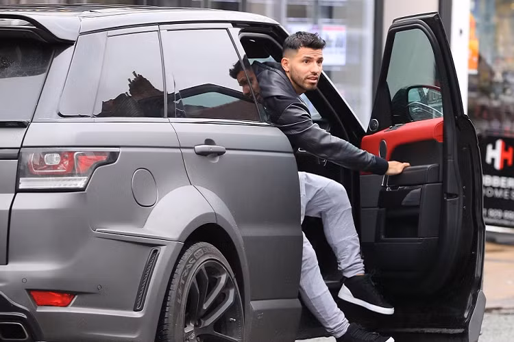 So với chiếc Range Rover tiêu chuẩn, Lumma CLR SV có thân xe hầm hố hơn nhờ bộ bodykit thân rộng với ca-pô, cản trước, vòm bánh xe và cản sau làm bằng sợi carbon. Ảnh: Eamonn/James Clarke