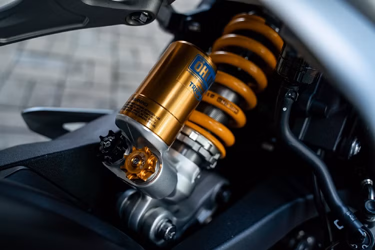 Xe được trang bị hệ thống treo Ohlins, với phuộc trước ngược NIX30 có thể điều chỉnh hoàn toàn và phuộc nhún TTX36, cũng có thể điều chỉnh hoàn toàn. Với mức giá xe Triumph Speed Triple 1200 RS 2021 được niêm yết chính hãng tại Việt Nam là hơn 550 triệu đồng, chiếc xe hai bánh này còn đắt hơn Toyota Vios đang bán ra thị trường hiện nay.
