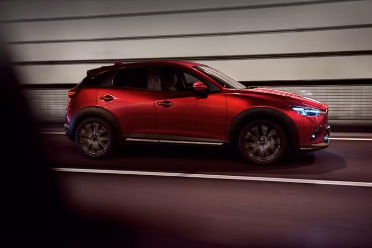 Một cập nhật mới là hệ thống thông tin giải trí Mazda Connect qua màn hình 7 inch của CX-3 giờ đây đã hỗ trợ Android Auto và Apple CarPlay, có sự liên kết với cả dàn âm thanh 6 loa. Màn hình trung tâm cũng cung cấp nguồn cấp dữ liệu cho tính năng camera 360 độ, đây là nâng cấp so với camera lùi tiêu chuẩn trước đây.
