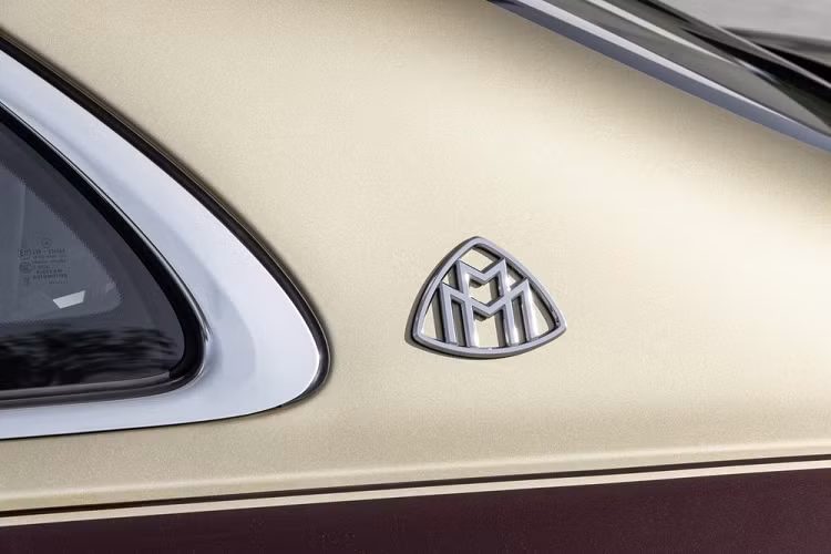 Trong khi đó, thiết kế ngoại thất của Mercedes-Maybach S680 2022 gần như không khác gì các phiên bản còn lại. Xe cũng có lưới tản nhiệt với nhiều nan mạ crôm nằm dọc, tay nắm cửa có thể bật lên, thụt xuống, cửa sau tự hít, cửa sổ trời toàn cảnh Panorama, bộ vành hợp kim đa chấu riêng...